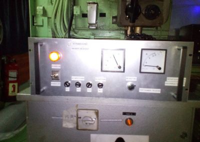 Τροφοδοτικό 500 watt  κατά την διαδικασία λειτουργίας του σε πλοίο του Πολεμικού Ναυτικού.