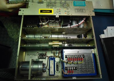 Τροφοδοτικό  πολλαπλών τάσεων – εντάσεων  συσκευής Sonar Raytheon σε Φρεγάτες τύπου ΜΕΚΟ ΙΙ  πρίν απο την επισκευή του στα εργαστήρια της εταιρείας μας .